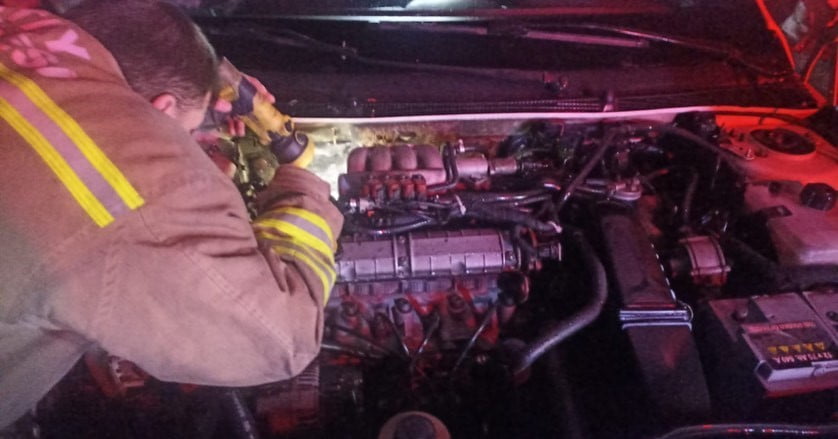 HATAY'DA SEYİR HALİNDEYKEN MOTOR KISMI ALEVLERE TESLİM OLAN ARAÇTAKİ YANGINI İTFAİYE...