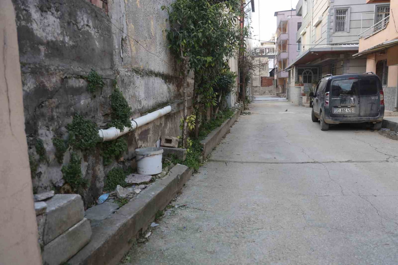 HATAY'DA SOKAKTA GEZDİKLERİ ESNADA DUVARIN ÜZERİNDEKİ TELEFONU FARK EDEN ANNE VE ÇOCUĞUN, TELEFONU...