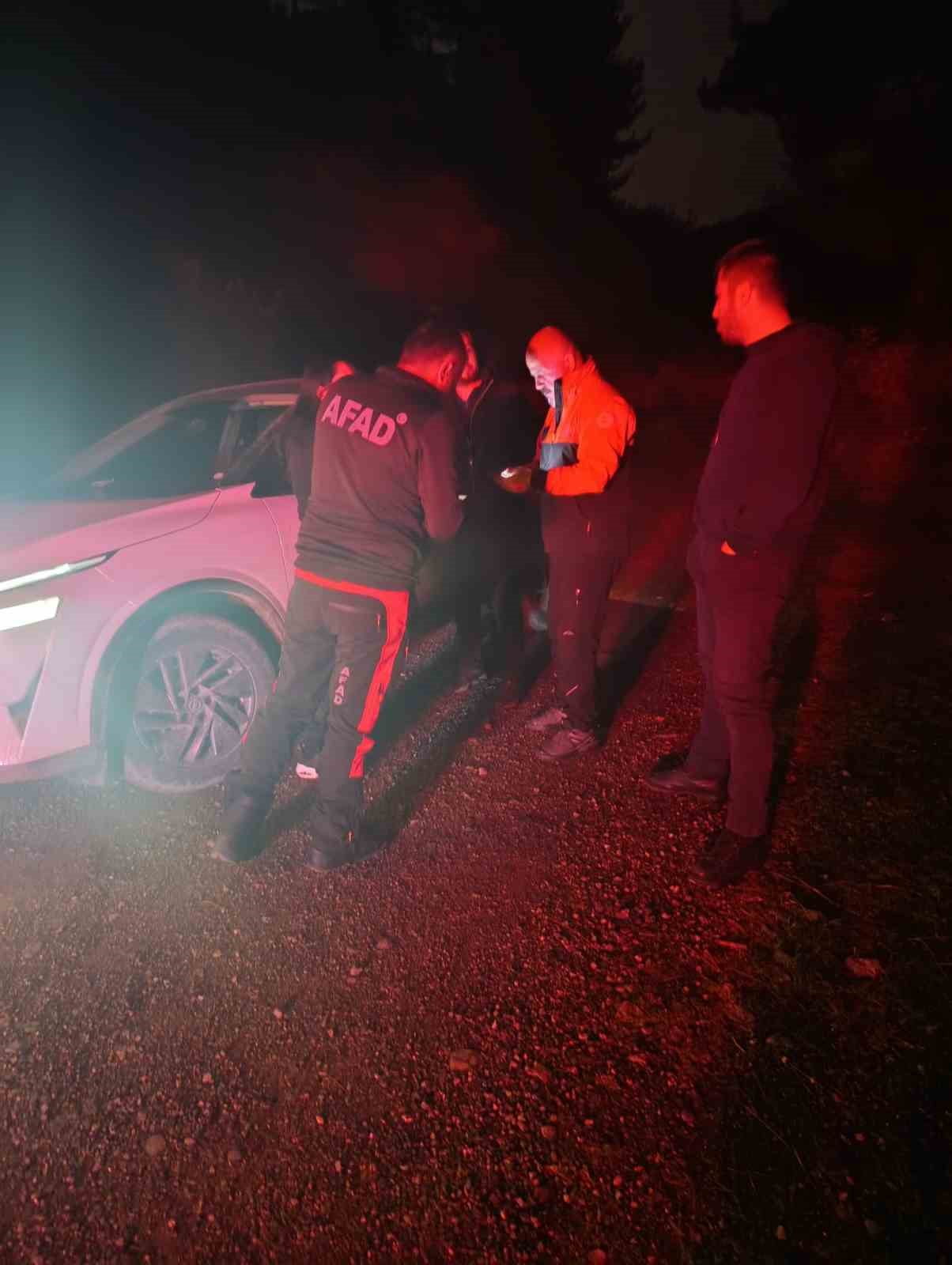 HATAY'DA YAYLADA MAHSUR KALAN AİLE, AFAD VE HATAY BÜYÜKŞEHİR BELEDİYESİ EKİPLERİNİN ÇALIŞMASIYLA...