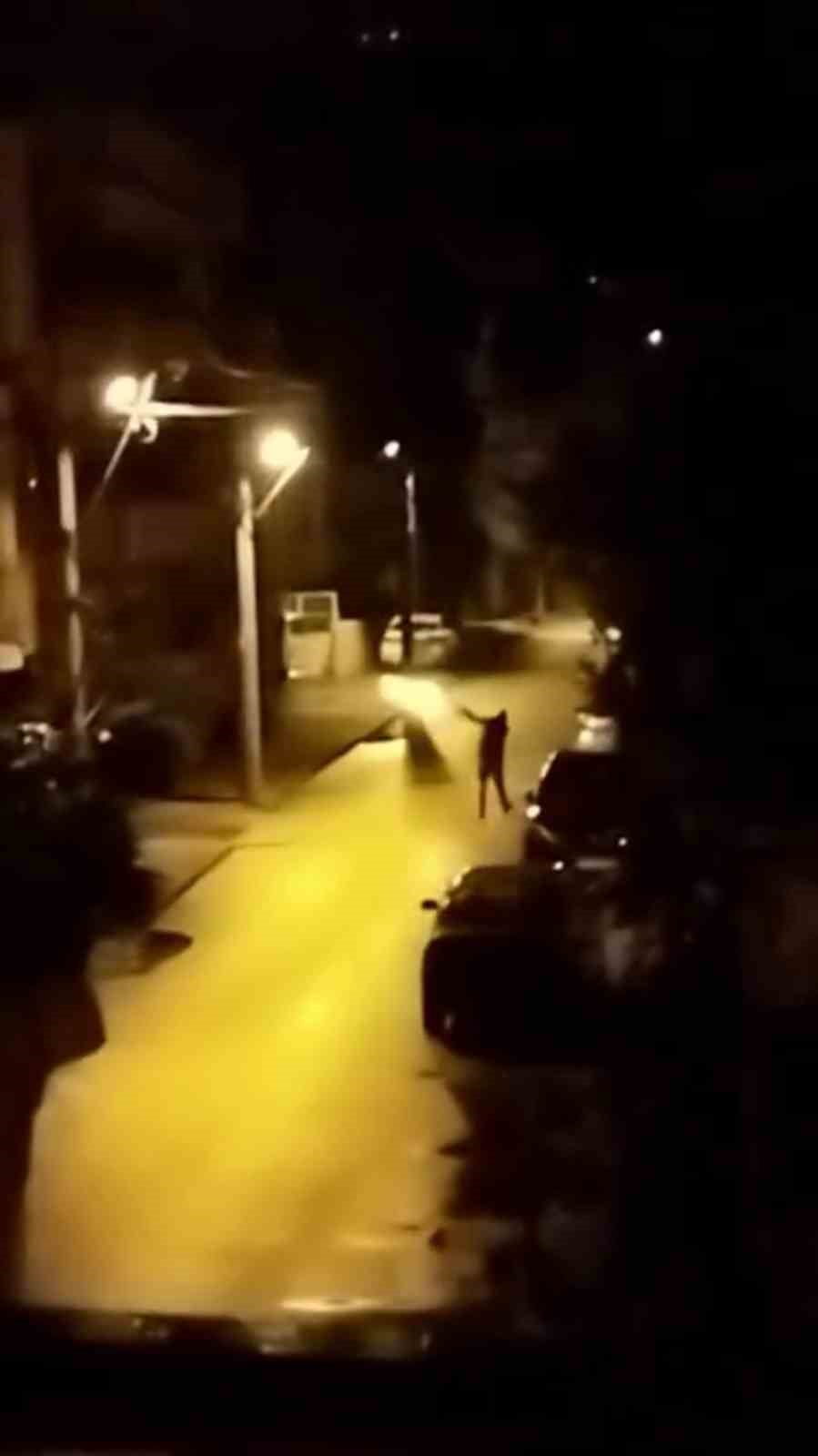 HATAY'DA YILBAŞINI KUTLAMAK İÇİN KENT MERKEZİNDE POMPALI TÜFEKLE HAVAYA ATEŞ AÇAN ŞAHIS POLİS...