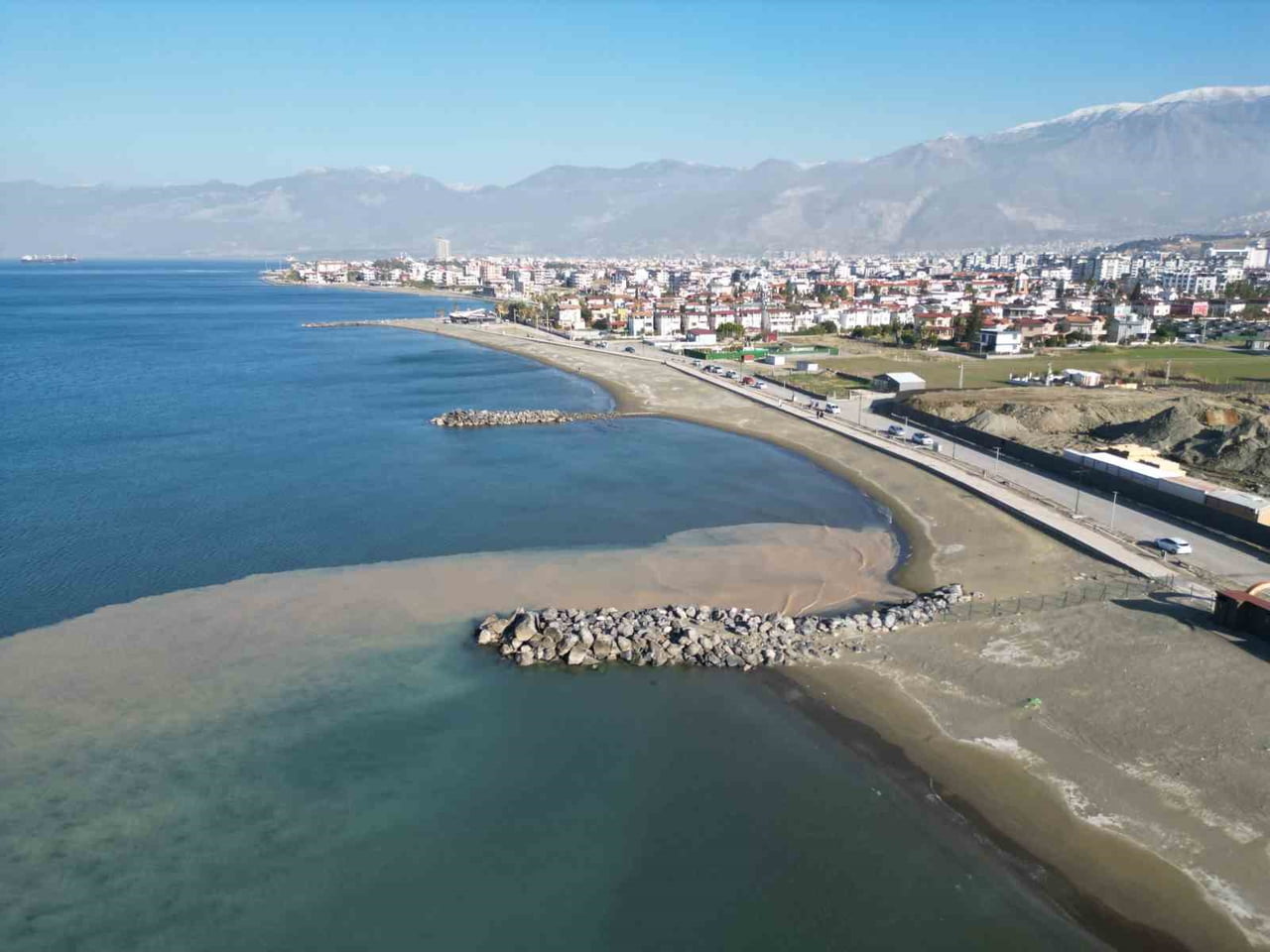 HATAY'IN ARSUZ İLÇESİNDE DENİZDE YAŞANAN 10 METRELİK ÇEKİLME VATANDAŞLARDA TEDİRGİNLİĞE YOL AÇTI....
