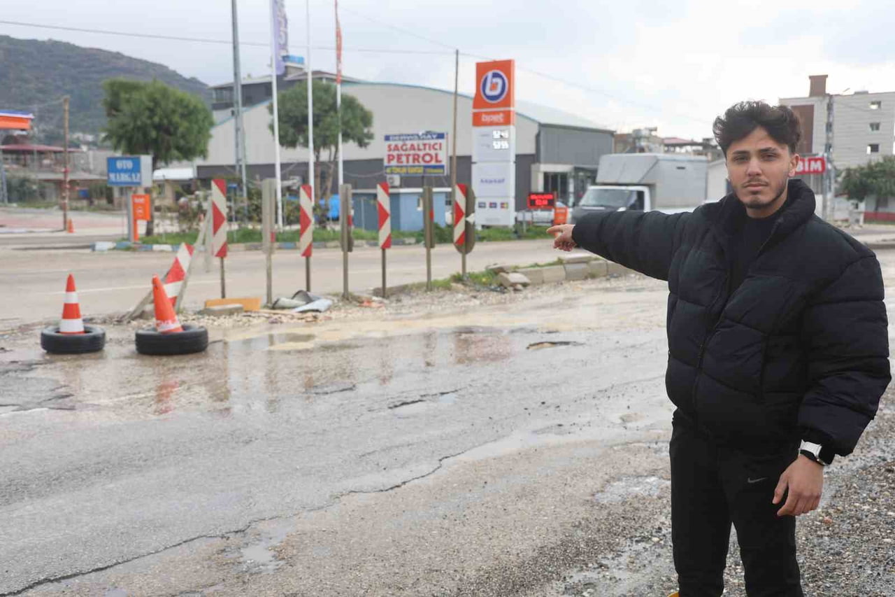 HATAY'IN SAMANDAĞ İLÇESİNDE YOL ORTASINDA BULUNAN ÇUKUR NEDENİYLE 6 ARACIN ZARAR GÖRDÜĞÜ ANLAR...