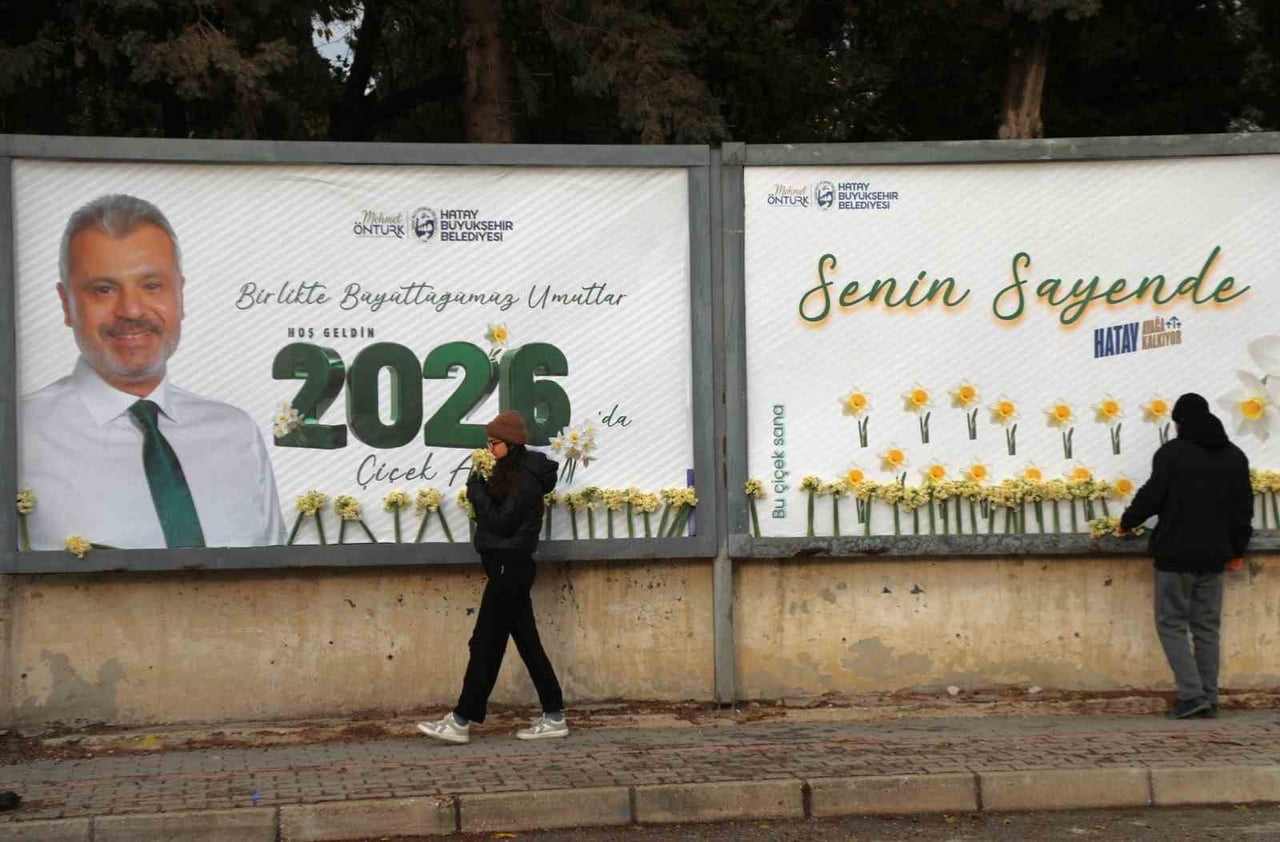 HATAY BÜYÜKŞEHİR BELEDİYESİ, KENTTE YAŞAYAN VATANDAŞLARIN YENİ YILINI KUTLAMAK İÇİN BİLLBOARDLAR...