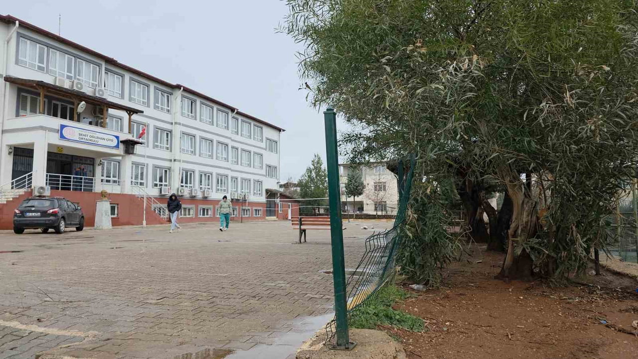 HATAY’DA 17 YAŞINDAKİ FATİH GÖK OKUL BAHÇESİNDE AV TÜFEĞİYLE VURULMUŞ HALDE BULUNDU.