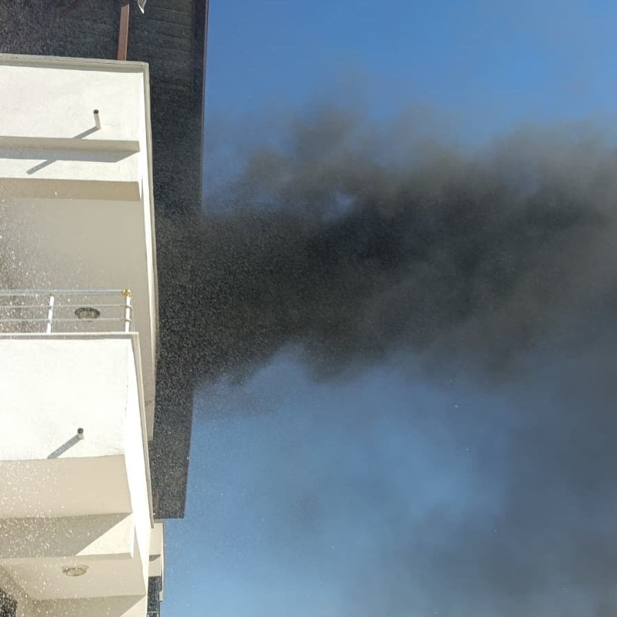 HATAY’DA 2 KATLI MÜSTAKİL EVİN ÇATI KISMINDA YAŞANAN YANGIN İTFAİYE EKİPLERİ TARAFINDAN...