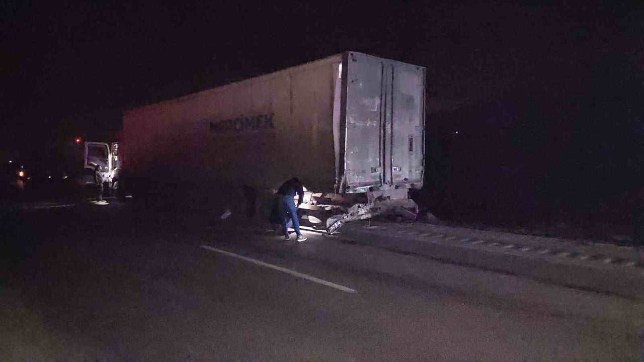 HATAY’DA 2 TIR VE TRAKTÖRÜN KARIŞTIĞI ZİNCİRLEME TRAFİK KAZASINDA 1 SÜRÜCÜ YARALANDI.