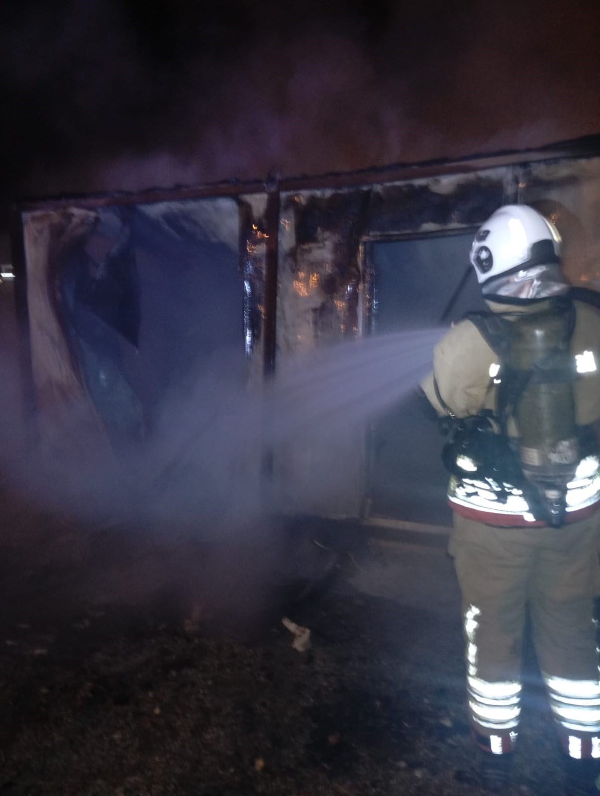 HATAY’DA ALEVLERE TESLİM OLAN KONTEYNER YANARAK KULLANILMAZ HALE GELDİ.