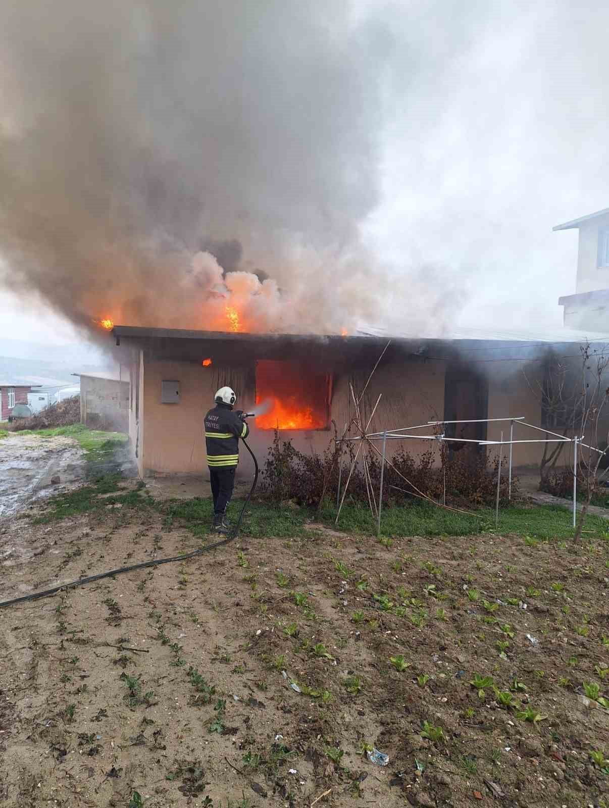 HATAY’DA ALEVLERE TESLİM OLAN MÜSTAKİL EV KULLANILMAZ HALE GELDİ.