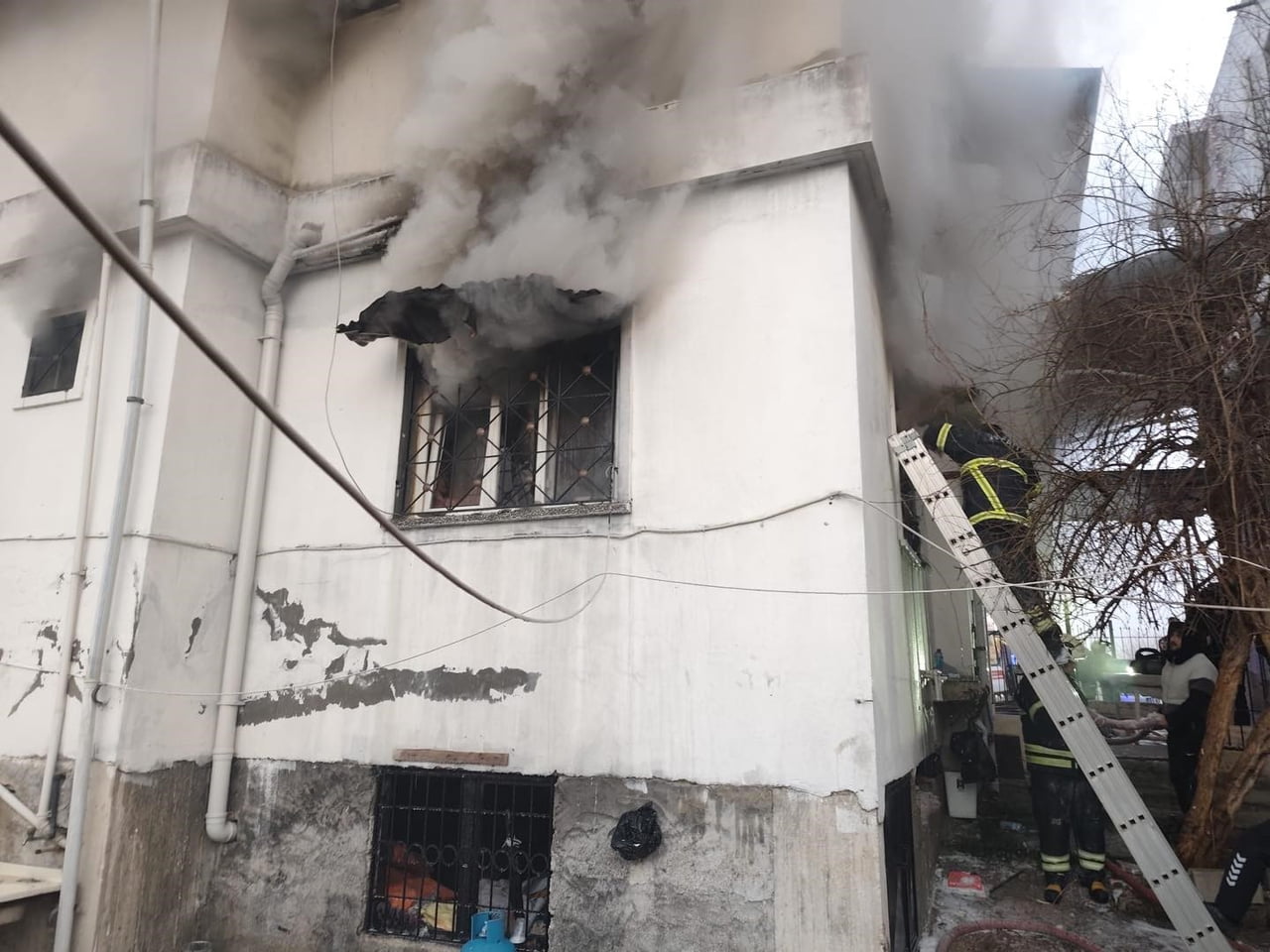 HATAY’DA ALEVLERE TESLİM OLAN MÜSTAKİL EVDEKİ YANGIN ÇEVREYE SIÇRAMADAN SÖNDÜRÜLDÜ.