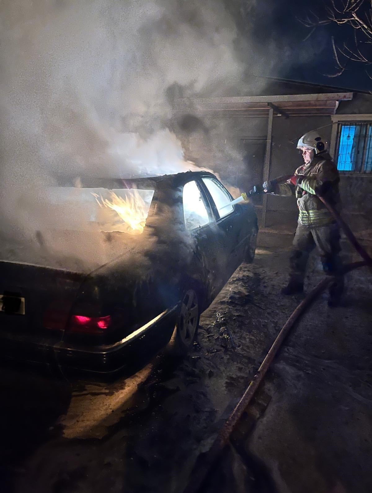 HATAY’DA ALEVLERE TESLİM OLAN OTOMOBİL KULLANILMAZ HALE GELDİ.