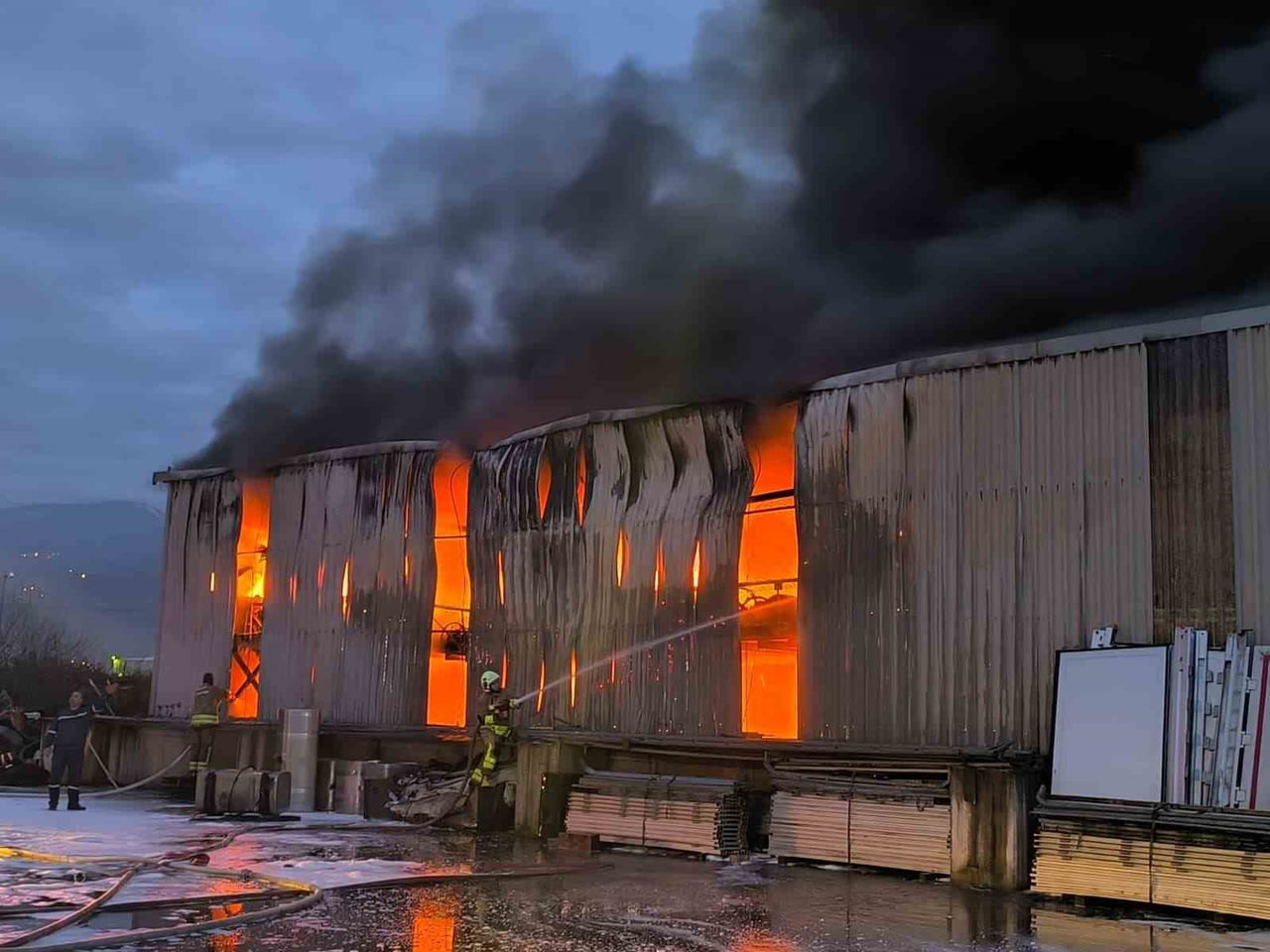 HATAY’DA ALEVLERE TESLİM OLAN ULTRANS LOJİSTİĞE AİT LASTİK DEPOSUNDA ÇIKAN YANGIN, İTFAİYE...