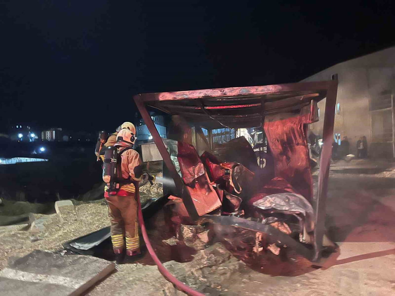 HATAY’DA ALEVLERE TESLİM OLARAK YANAN ŞANTİYE ALANINDAKİ KONTEYNER KULLANILMAZ HALE GELDİ.