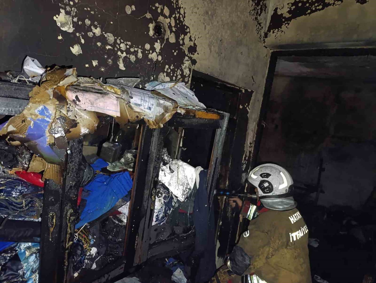 HATAY’DA BİR APARTMANIN GİRİŞ KATINDA BULUNAN KUMAŞ DEPOSU ALEVLERE TESLİM OLARAK YANDI. ALEVLER...