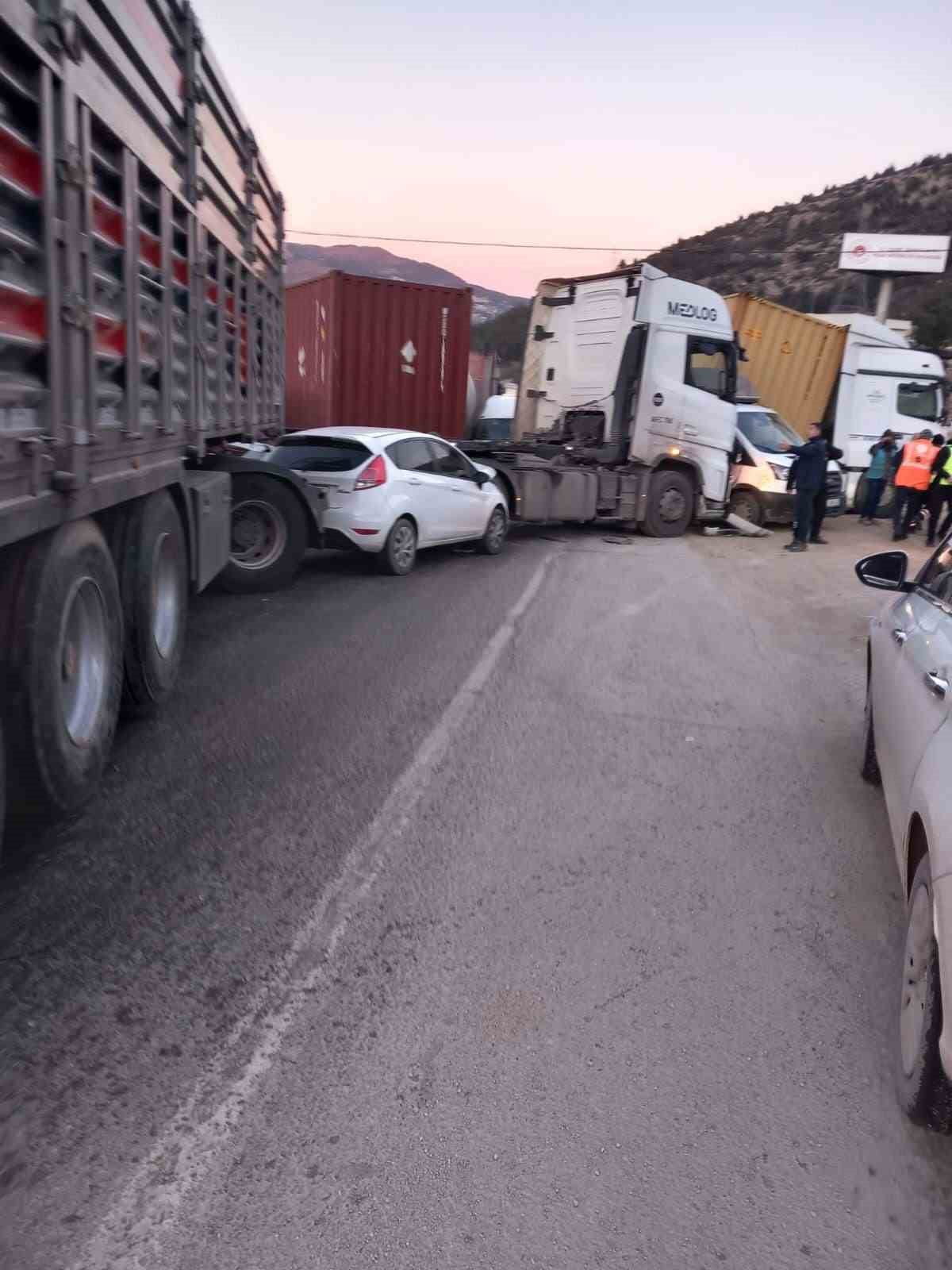 HATAY’DA BUZLANMA NEDENİYLE YAŞANAN 12 ARACIN KARIŞTIĞI TRAFİK KAZASINDA 5 KİŞİ YARALANDI.