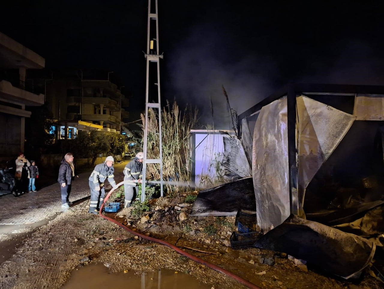 HATAY’DA DEPREMZEDE VATANDAŞLAR TARAFINDAN KULLANILAN KONTEYNER YANARAK KULLANILMAZ HALE GELDİ