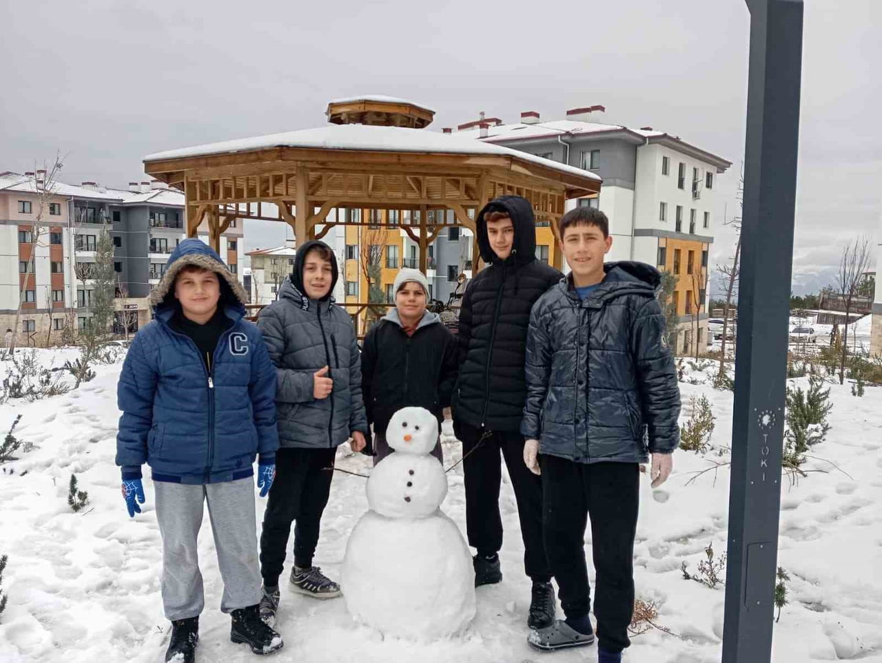 HATAY’DA ETKİLİ OLAN KAR YAĞIŞI SONRASI ARAÇLAR YOLDA İLERLEMEKTE GÜÇLÜK ÇEKERKEN ÇOCUKLAR...