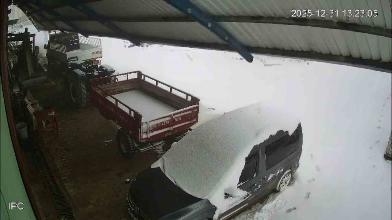 HATAY’DA ETKİLİ OLAN ŞİDDETLİ YAĞIŞLA BİRLİKTE BİRİKEN KAR KÜTLESİNİ TAŞIYAMAYAN FABRİKA ÇATISININ...