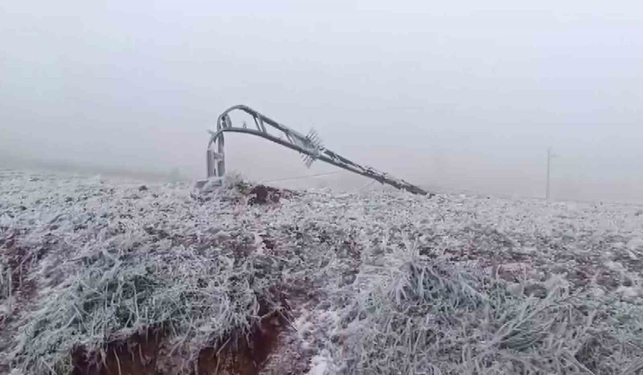 HATAY’DA ETKİLİ OLAN TİPİYLE BİRLİKTE 100’DEN FAZLA ELEKTRİK DİREĞİ YIKILIRKEN, İLETİM HATLARI...