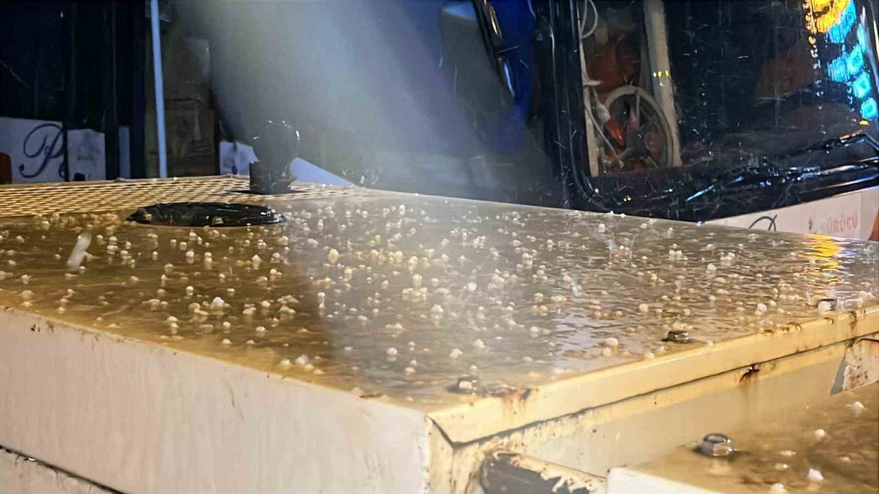 HATAY’DA ETKİLİ OLAN YAĞMURLU HAVA YÜKSEK KESİMLERDE DOLUYA DÖNÜŞTÜ VE DOĞA BEYAZA...