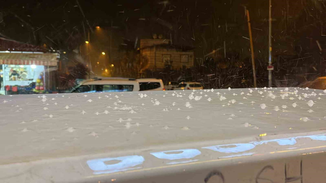 HATAY’DA ETKİLİ OLAN YAĞMURLU HAVA YÜKSEK KESİMLERDE DOLUYA DÖNÜŞTÜ VE DOĞA BEYAZA...