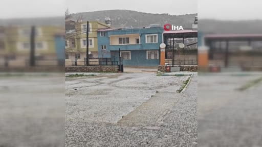 Hatay’da etkili olan yağmurlu hava yüksek kesimlerde doluya dönüştü ve doğa beyaza büründü(HATAY)...