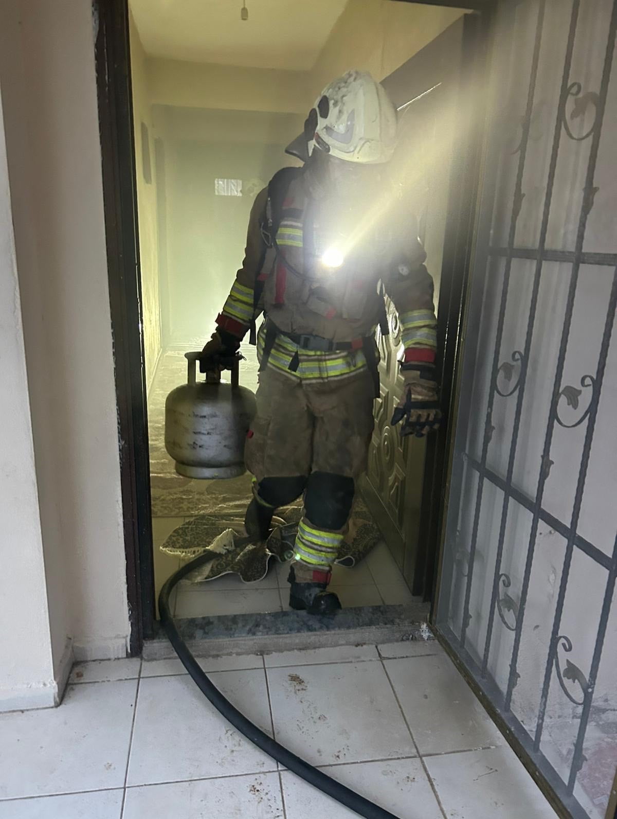 HATAY’DA EVDE ÇIKAN YANGINDA YOĞUN DUMANDAN ETKİLENEN 1 VATANDAŞ İTFAİYE EKİPLERİ TARAFINDAN...