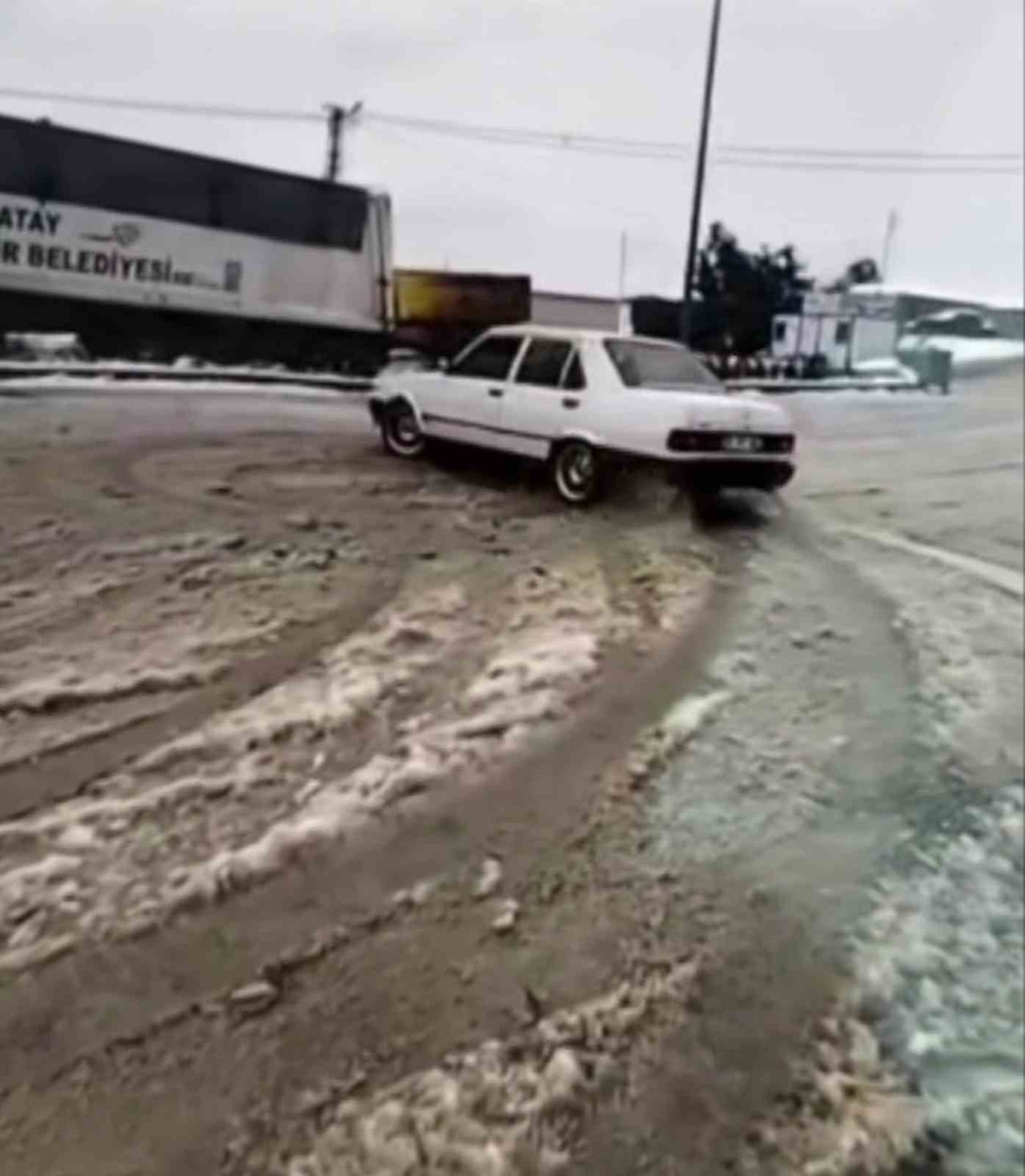 HATAY’DA KARLA KAPLI ZEMİNDE TOFAŞ İLE DRİFT ATAN SÜRÜCÜYE 63 BİN 879 TL CEZAİ İŞLEM...