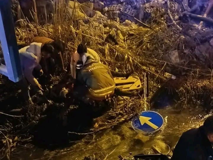 HATAY’DA MİNİBÜSLE ÇARPIŞIP SU KANALINA DEVRİLEN MOTOSİKLETTEKİ 2 KİŞİ YARALANDI.