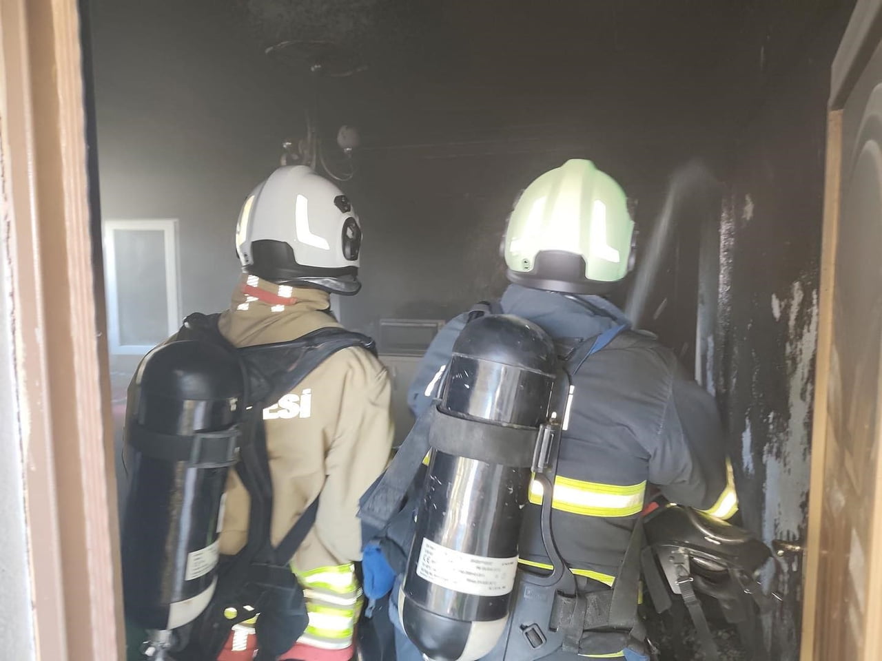 HATAY’DA MÜSTAKİL BİNANIN GİRİŞ KATINDA YAŞANAN YANGIN, ÜST KATLARA SIÇRAMADAN...