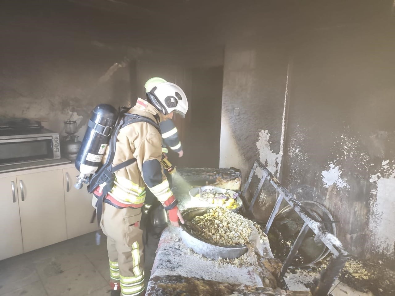 HATAY’DA MÜSTAKİL BİNANIN GİRİŞ KATINDA YAŞANAN YANGIN, ÜST KATLARA SIÇRAMADAN...