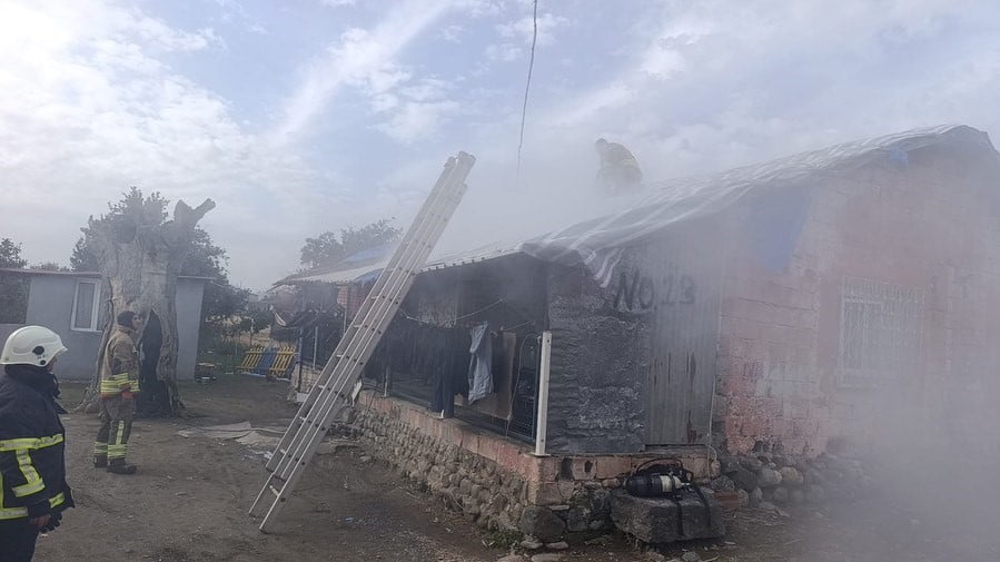 HATAY’DA MÜSTAKİL EVİN ÇATI KISMINDA ÇIKAN YANGIN BÜYÜMEDEN SÖNDÜRÜLDÜ.