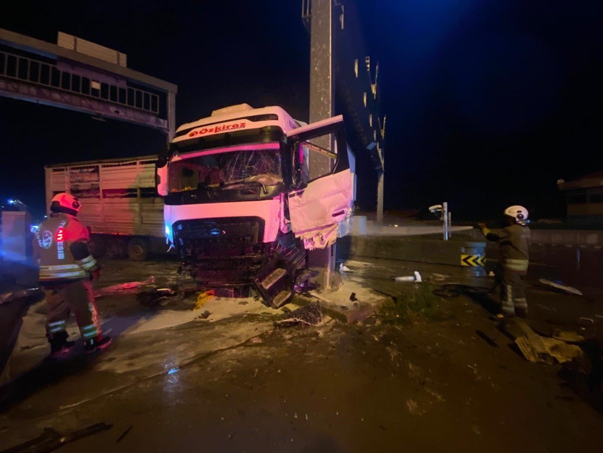 HATAY’DA OTOBAN GİŞELERİNE ÇARPAN TIRIN SÜRÜCÜSÜ YARALANDI.