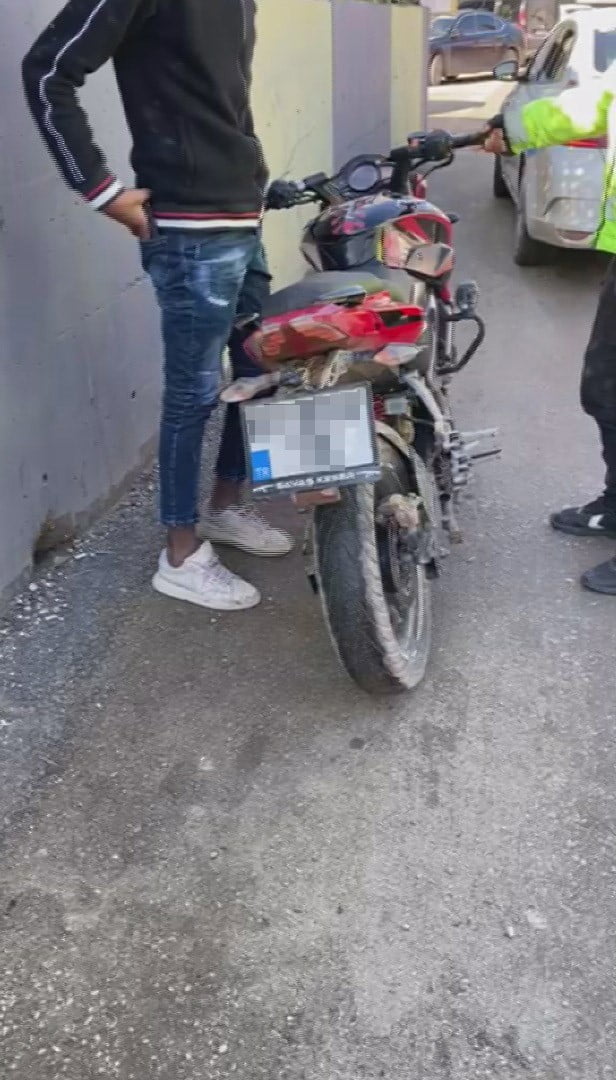 HATAY’DA POLİS EKİPLERİ TARAFINDAN YAPILAN KONTROLLERDE MOTOSİKLET SÜRÜCÜSÜNE; EHLİYETSİZLİK, KASK...