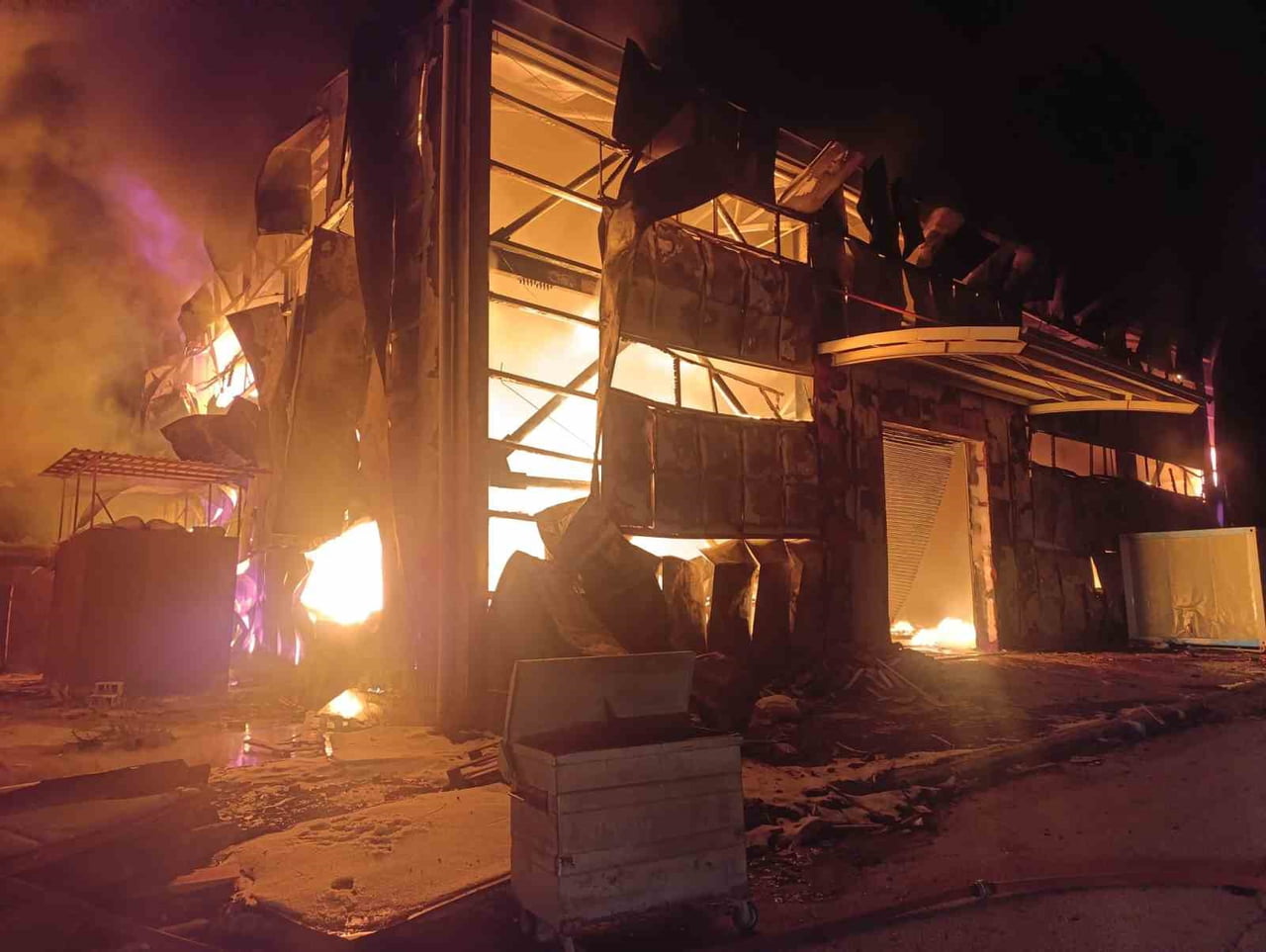 HATAY’DA SANAYİ SİTESİ İÇERİSİNDE BULUNAN SÜNGER DEPOSUNDA ÇIKAN YANGINDA, ALEVLER ÇEVREDEKİ İŞ...