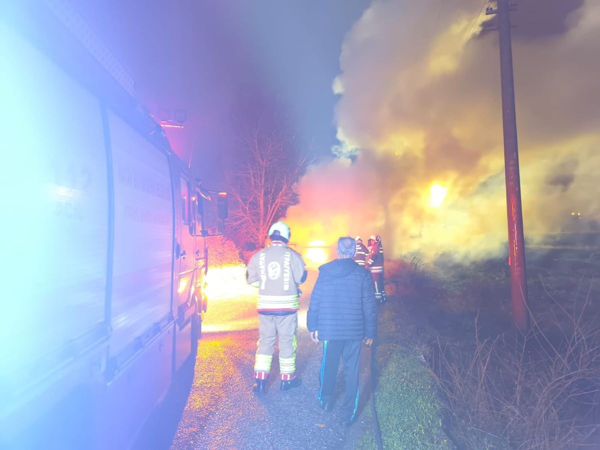 HATAY’DA SEYİR HALİNDEYKEN ALEVLERE TESLİM OTOMOBİL YANARAK KULLANILMAZ HALE GELDİ.