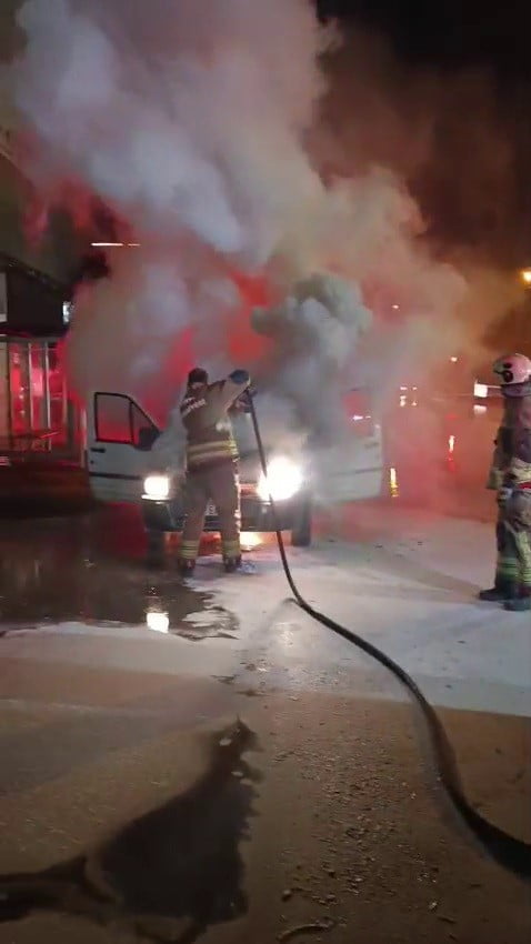 HATAY’DA SEYİR HALİNDEYKEN MOTOR KISMI ALEV ALAN ARAÇTA ÇIKAN YANGINI İTFAİYE SÖNDÜRDÜ.