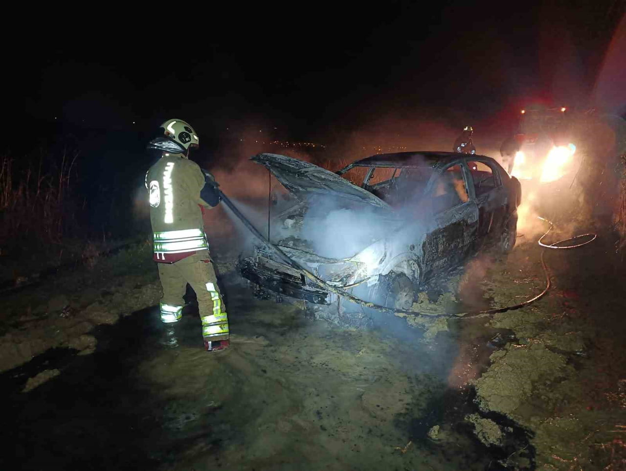 HATAY’DA SEYİR HALİNDEYKEN YANMAYA BAŞLAYAN OTOMOBİL ALEVLERE TESLİM OLDU. YANGINDA OTOMOBİL...