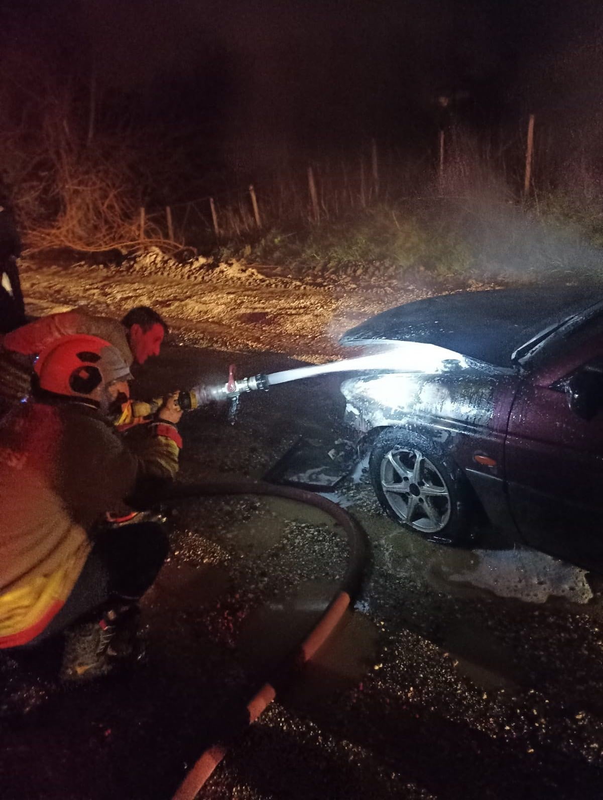 HATAY’DA SEYİR HALİNEYKEN MOTOR KISMI YANAN OTOMOBİLDE HASAR OLUŞTU.