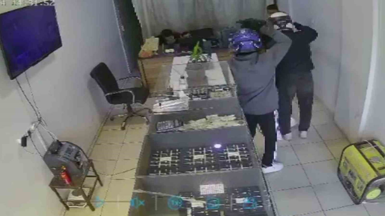 HATAY’DA SİLAHLI VE KASKLI 2 HIRSIZIN KUYUMCUDAKİ ALTINLARI 3 DAKİKA İÇERİSİNDE ÇALDIĞI ANLAR...