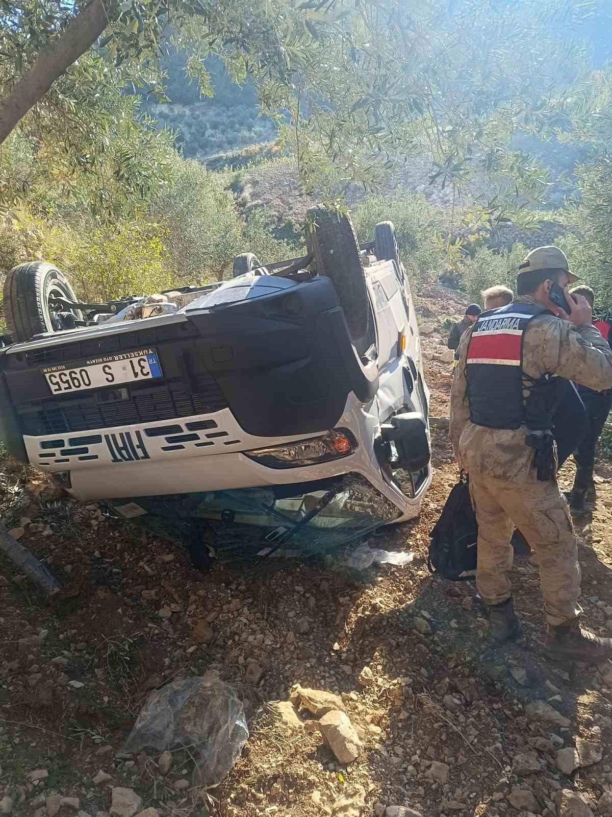 HATAY’DA SÜRÜCÜSÜNÜN KONTROLÜ KAYBETMESİYLE ZEYTİNLİĞE UÇAN SERVİSTEKİ 4 ÖĞRENCİ VE SÜRÜCÜ...