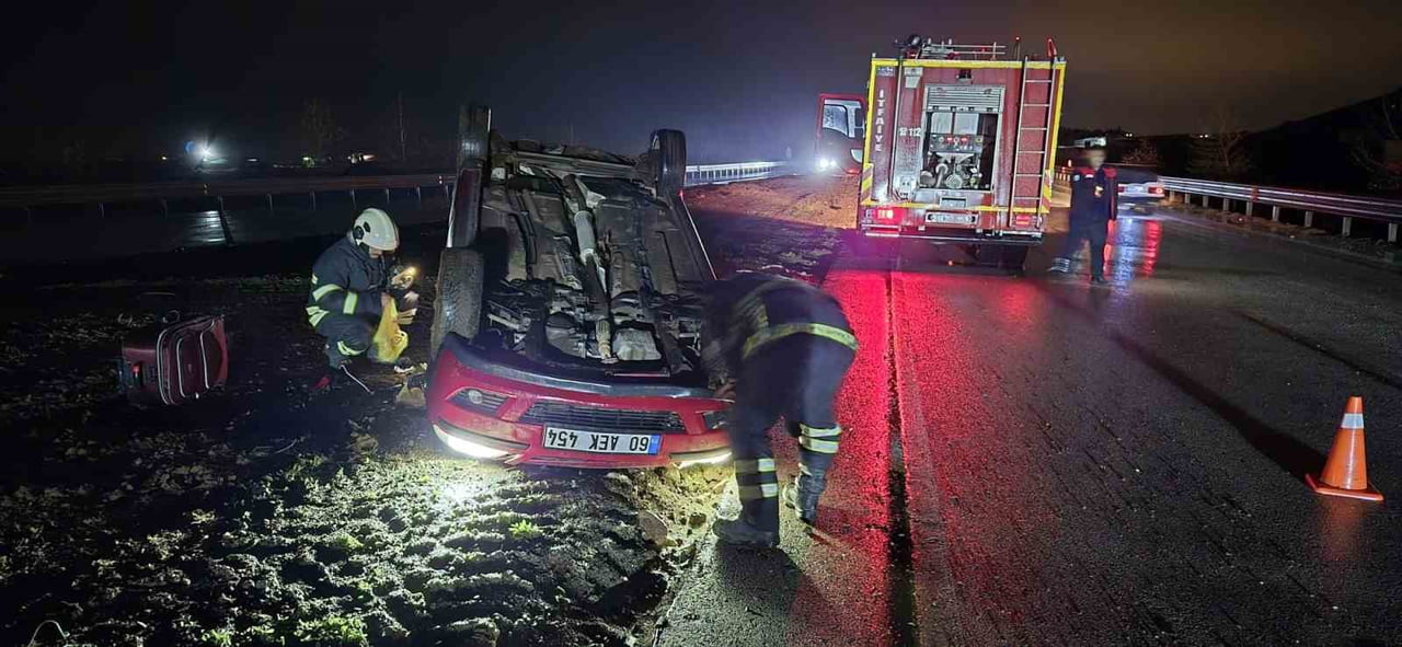 HATAY’DA SÜRÜCÜSÜNÜN KONTROLÜNÜ KAYBETMESİYLE TAKLA ATARAK TERS DÖNEN OTOMOBİLDEKİ 2 KİŞİ...