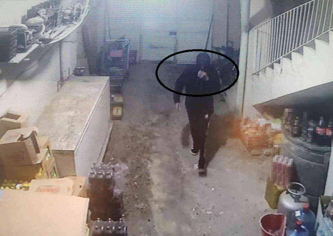 HATAY’DA TEKEL BAYİYE GİREREK ALKOL ÇALAN VE KİMLİĞİNİN BELİRLENMEMESİ İÇİN YÜZÜNÜ KAPATAN ELİYLE...