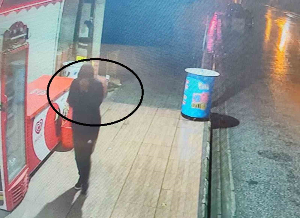 HATAY’DA TEKEL BAYİYE GİREREK ALKOL ÇALAN VE KİMLİĞİNİN BELİRLENMEMESİ İÇİN YÜZÜNÜ KAPATAN ELİYLE...