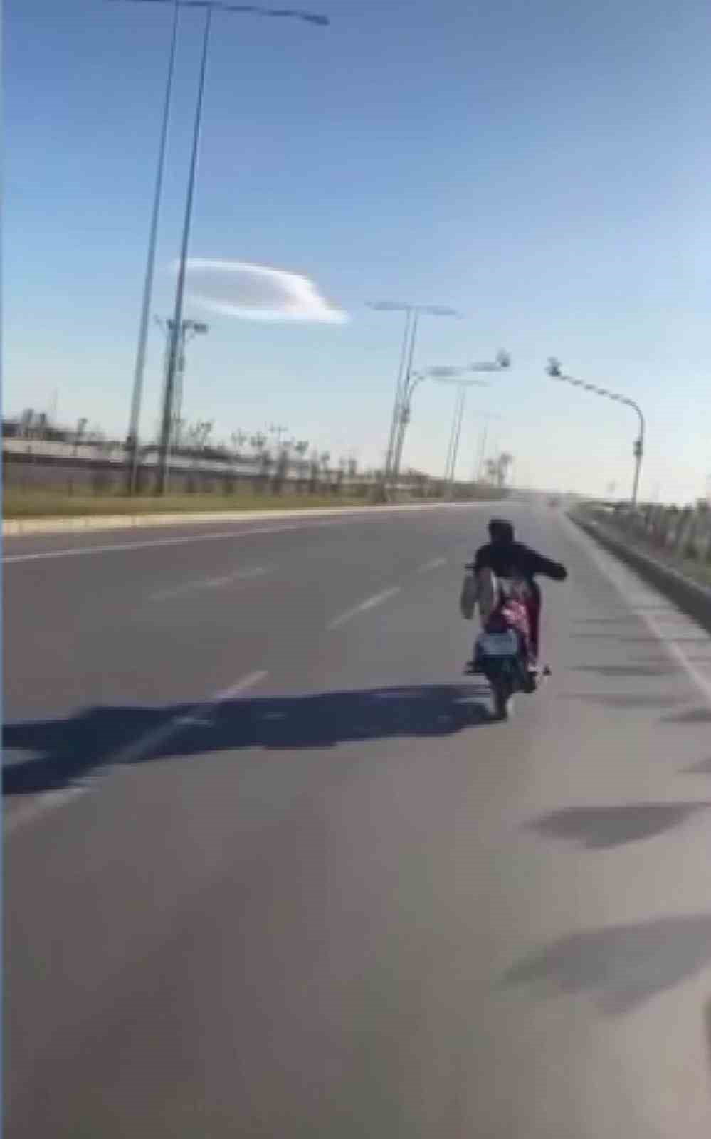 HATAY’DA ÜZERİNE YATTIĞI MOTOSİKLETLE ŞOV YAPARAK CANINI HİÇE SAYAN VE O ANLARI SOSYAL MEDYADA...