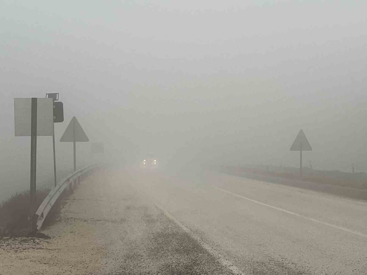 HATAY’DA YÜKSEK KESİMLERDE ETKİLİ OLAN SİSLE YAYLADAĞI-ANTAKYA YOLUNDA GÖRÜŞ MESAFESİ 20 METREYE...
