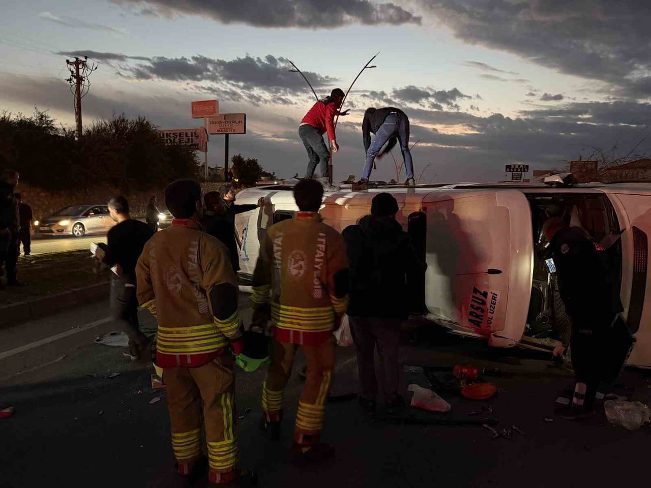 HATAY’IN ARSUZ İLÇESİNDE YOLCU MİNİBÜSÜNÜN DE İÇLERİNDE YER ALDIĞI 5 ARACIN KARIŞTIĞI ZİNCİRLEME...