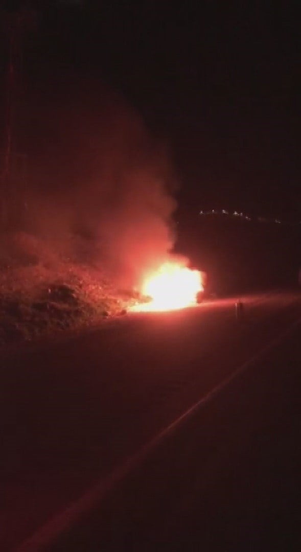 HATAY’IN BELEN İLÇESİNDE ALEVLERE TESLİM OLAN OTOMOBİL, YANARAK KULLANILAMAZ HALE GELDİ.