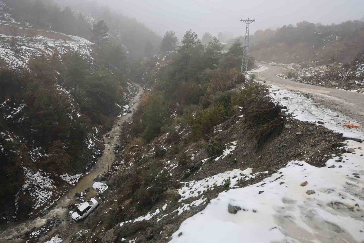 HATAY’IN DEFNE İLÇESİNDE SÜRÜCÜSÜNÜN KONTROLÜNÜ KAYBETTİĞİ TOFAŞ MARKA OTOMOBİL, UÇURUMDAN DEREYE...
