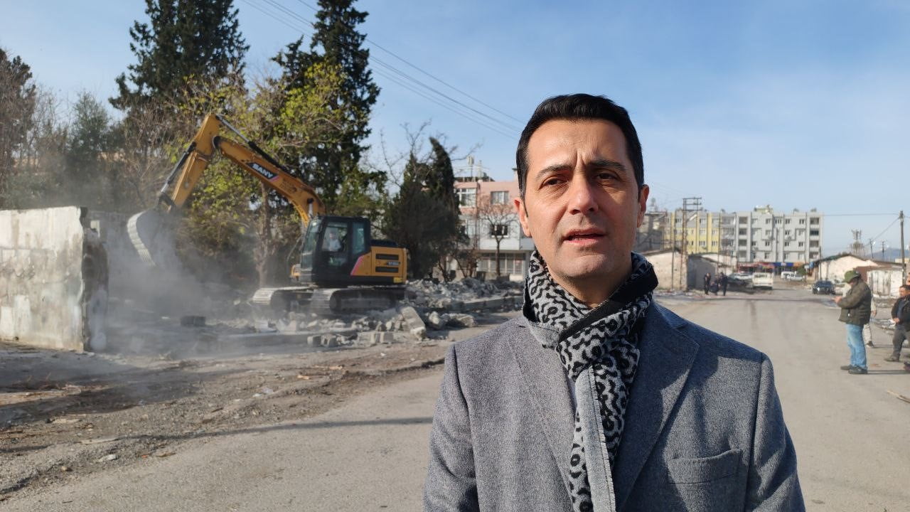 HATAY’IN ERZİN İLÇESİNDE 47 YILDIR KULLANILAN SANAYİ SİTESİNİN YIKIMINA BAŞLANDI.