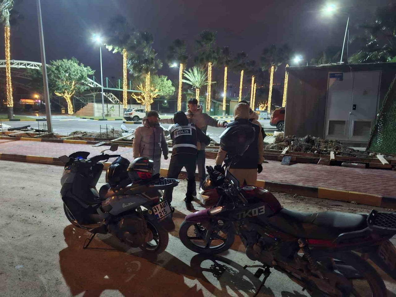 HATAY’IN İSKENDERUN İLÇESİNDE POLİS EKİPLERİ, KENTTE ASAYİŞ VE HUZURU SAĞLAMAK AMACIYLA GECE...